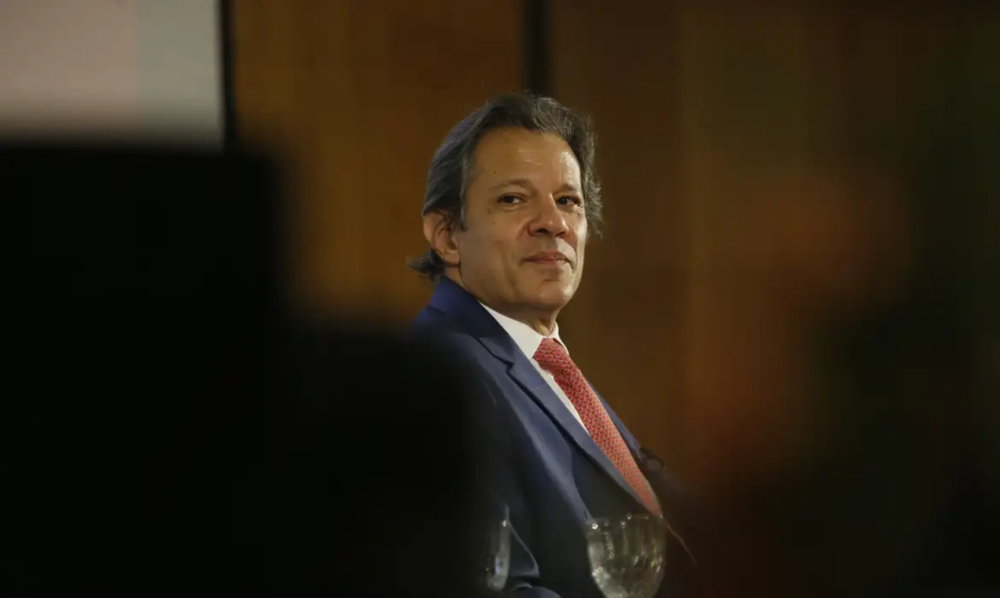 Haddad nega diminuição no uso do Pix e governo estuda medidas criminais contra fake news