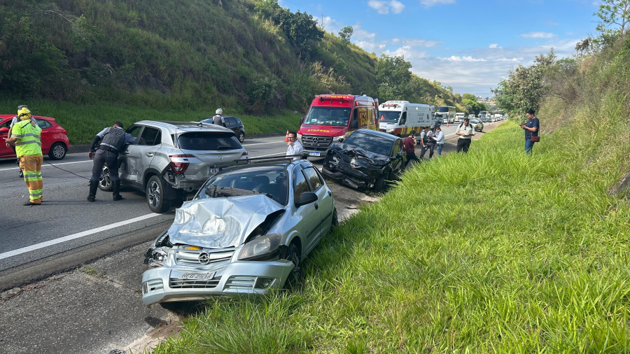 Acidente com cinco veículos interdita parte da Castelinho, duas vítimas foram socorridas