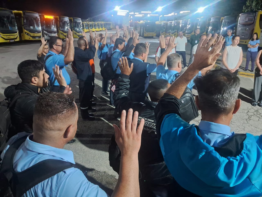 Motoristas do transporte fazem protesto por falta de pagamento