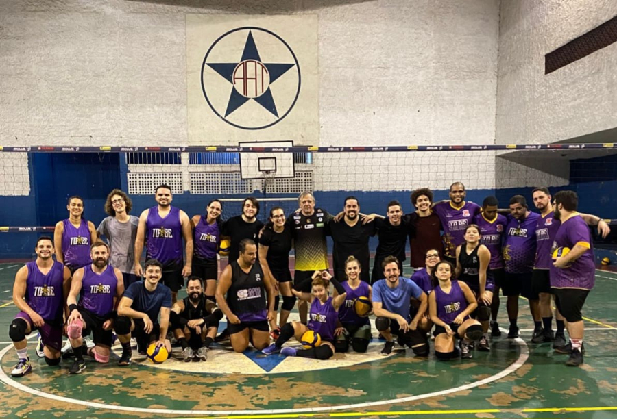 Treinador do Renasce aproveita passagem pelo Rio e participa de clínica em projeto de voleibol