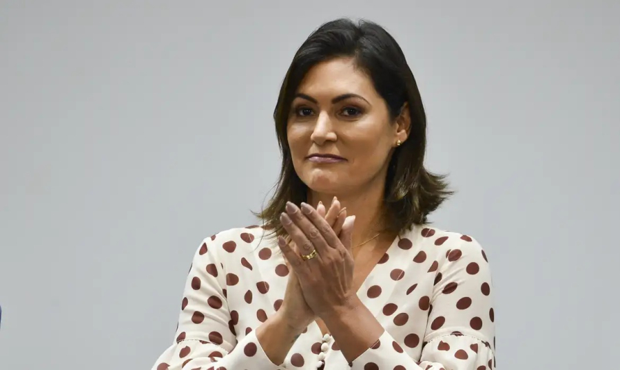 Michelle Bolsonaro responde com meme notícia de 